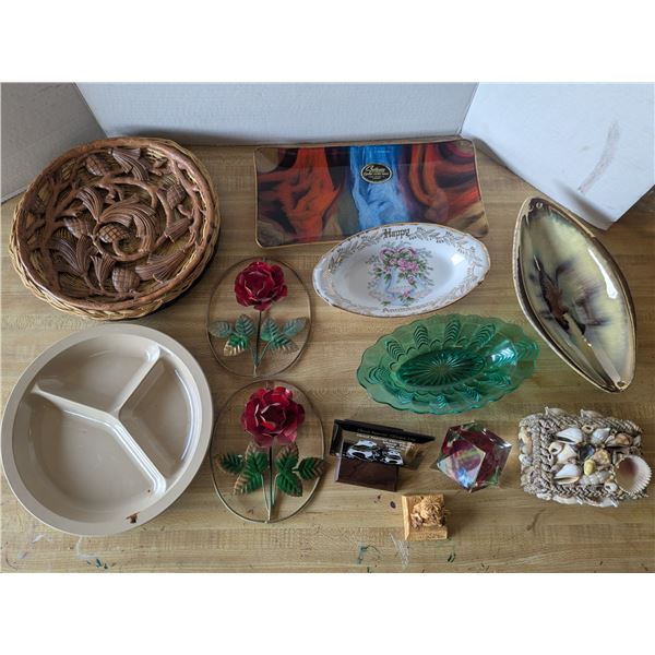 Mixed decor and serving dishes