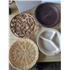 Image 5 : Mixed decor and serving dishes