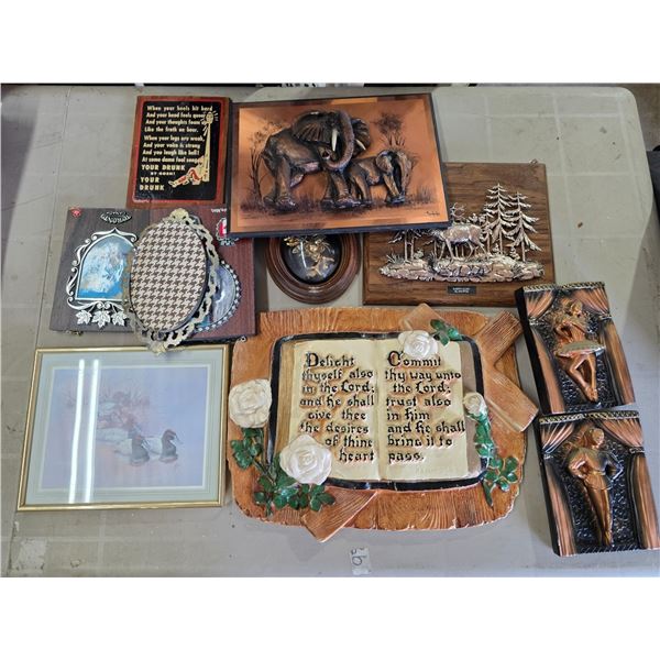 Lot of hanging wall décor