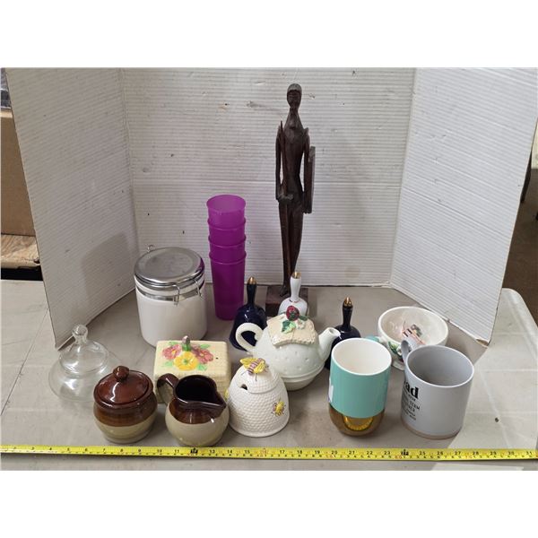 Lot of décor collectable and wood statue