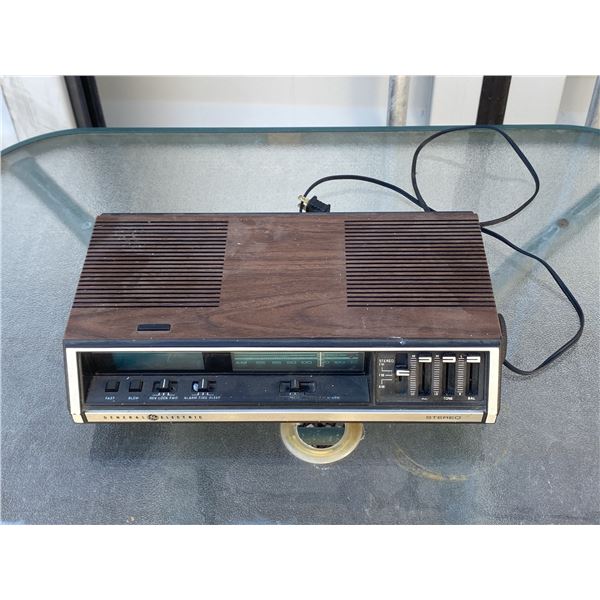 General Electric Model 7-6955A AM/FM Clock Radio