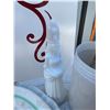 Image 4 : Lot: Plates, Aladdin Lamp Chimney, Lanterns, Figurine