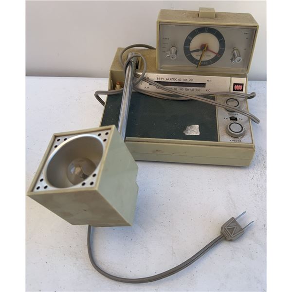Ross Model RE-83 Alarm Clock Radio with Adjustable Lamp