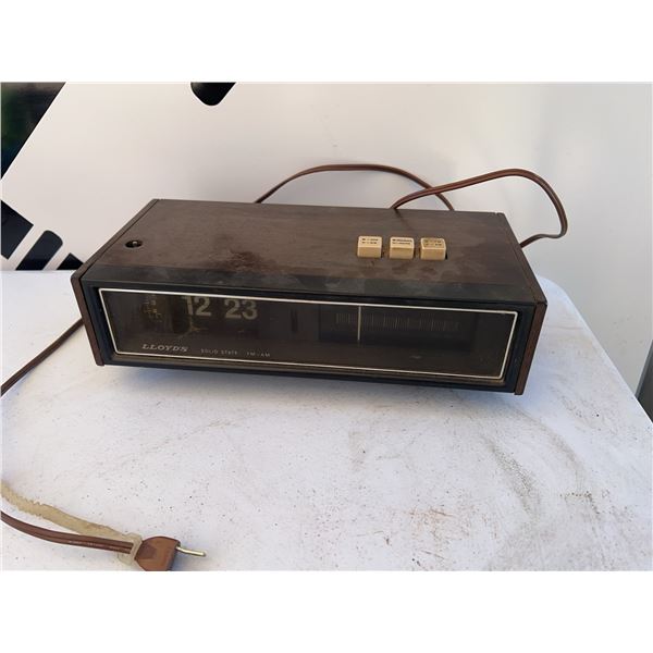 Lloyd's Solid State Flip Clock Radio FM/AM