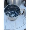 Image 3 : Metal Cookware And Baking Pans