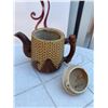 Image 10 : Lot: Teapots, Vintage Cups, BCM Nelson Pitcher, Unique Tea Cozy