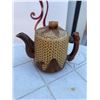 Image 9 : Lot: Teapots, Vintage Cups, BCM Nelson Pitcher, Unique Tea Cozy