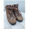Image 4 : 2 Pairs Hiking Boots, Dog Apparel, Toy Boats, Assorted Ribbon
