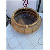 Image 5 : Basket and Tub Lot, Wood, Wicker, and Plastic