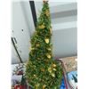 Image 14 : Holiday Decor: Lights, Rope Light, Artificial Tree