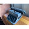 Image 2 : Remington Manual Typewriter Grey Metal Body