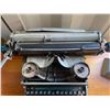 Image 4 : Remington Manual Typewriter Grey Metal Body