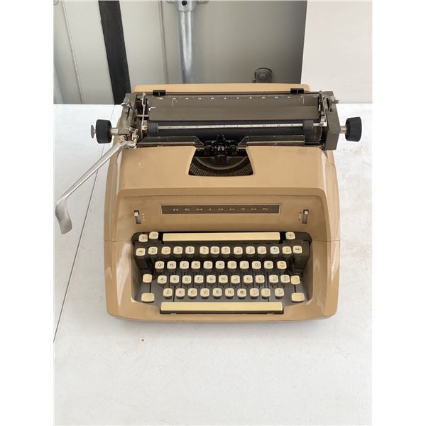 Remington Beige Manual Typewriter with QWERTY Keyboard