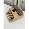Image 4 : Remington Beige Manual Typewriter with QWERTY Keyboard