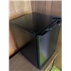 Image 4 : Magic Chef Black Compact Mini Refrigerator