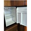 Image 5 : Magic Chef Black Compact Mini Refrigerator