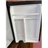 Image 7 : Magic Chef Black Compact Mini Refrigerator