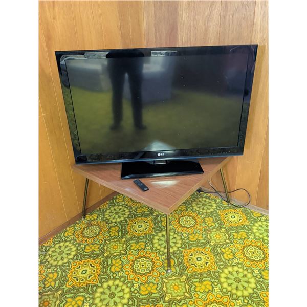 LG 42CS560 42-Inch LCD TV with Remote and Corner Table