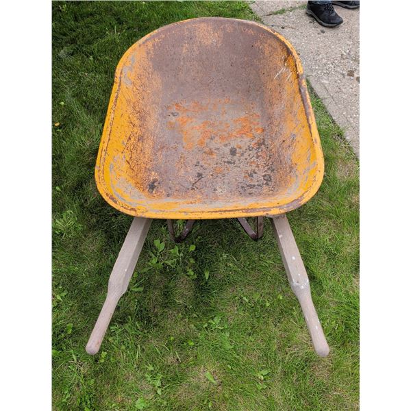 Steel Wheelbarrow with Wooden Handles and Pneumatic Tire