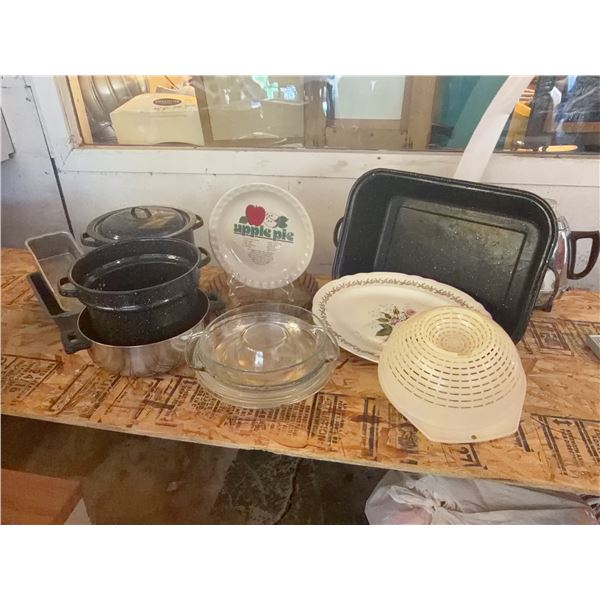 Kitchen Bakeware, Cookware, and Serveware Lot