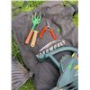 Image 4 : Yardworks 12A Electric Blower/Vac with Attachments and Hand Tools