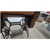 Image 6 : Antique Singer Model 66 Treadle Sewing Machine with Gold Grapevine Decals and Oak Cabinet
