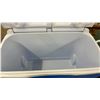Image 4 : Rubbermaid Durachill Large 5-Day Wheeled Cooler with Split Lid and 4 Deep Cup Holders