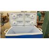 Image 5 : Rubbermaid Durachill Large 5-Day Wheeled Cooler with Split Lid and 4 Deep Cup Holders