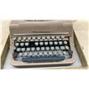 Image 2 : Underwood Correspondent Portable Typewriter With Case, Made in Canada, Circa 1950s