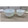 Image 5 : Vintage Berkley De Luxe Cream Stand Mixer with 2 Milk Glass Bowls and Beaters
