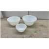 Image 2 : 4 Milk Glass Mixing Bowls, 3 Federal, 1 Fire-King Milk & Anchor Hocking Gold Trim Glass Bowls