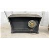Image 2 : Vintage 1957 Rogers Majestic Model 570 AM Tube Radio, Philips and Marconi Radios, and More