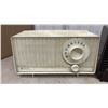 Image 2 : Vintage Tube Radio Lot: General Electric RC 6517-2, Silvertone Clock Radio and More