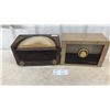 Image 1 : Vintage Farnsworth AT-07 Bakelite AM Radio (1941) and RCA Victor 8 x 541 Wood AM Radio (1949)