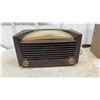 Image 2 : Vintage Farnsworth AT-07 Bakelite AM Radio (1941) and RCA Victor 8 x 541 Wood AM Radio (1949)