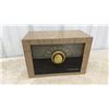 Image 5 : Vintage Farnsworth AT-07 Bakelite AM Radio (1941) and RCA Victor 8 x 541 Wood AM Radio (1949)