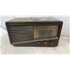 Image 2 : 2 Vintage Philco Tabletop Tube Radios Including 1950 Model 82 Bakelite Case