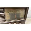 Image 3 : 2 Vintage Philco Tabletop Tube Radios Including 1950 Model 82 Bakelite Case