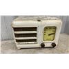 Image 6 : 2 Vintage Philco Tabletop Tube Radios Including 1950 Model 82 Bakelite Case