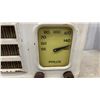 Image 7 : 2 Vintage Philco Tabletop Tube Radios Including 1950 Model 82 Bakelite Case