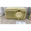 Image 3 : 3 Vintage Tube Radios Including RCA Victor Nipper Ten, Nipper and Regal Clock Radio