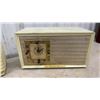 Image 4 : 3 Vintage Tube Radios Including RCA Victor Nipper Ten, Nipper and Regal Clock Radio