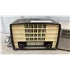 Image 2 : Three Vintage Radios: 1954 Philips P143, 1955 Zenith 5M04, & Jewel Clock Radio