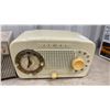 Image 7 : Three Vintage Radios: 1954 Philips P143, 1955 Zenith 5M04, & Jewel Clock Radio