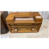 Image 5 : Two Vintage Radios: Viking AM Radio & Unbranded Wood Case AM Radio