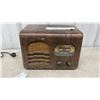 Image 6 : Westinghouse Model 888 Wooden Tube Radio, 1939, Broadcast and Shortwave, and Arcadia Radio