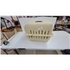 Image 2 : Plastic Pet Carrier with Metal Grid Door and Top Handle 16" x 20" x 13"