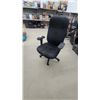 Image 1 : Black Fabric Mid-Back Office Chair with Fixed Armrests and Five-Star Caster Base
