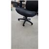 Image 5 : Black Fabric Mid-Back Office Chair with Fixed Armrests and Five-Star Caster Base