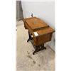 Image 2 : Vintage Singer Sewing Machine and Cabinet, Treadle Base, 4 Drawers